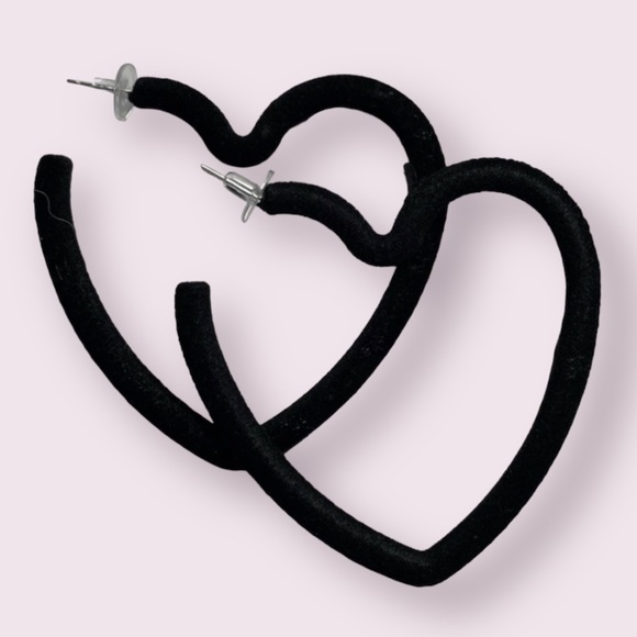 Black Felt Heart Earrings NWOT - Picture 2 of 2